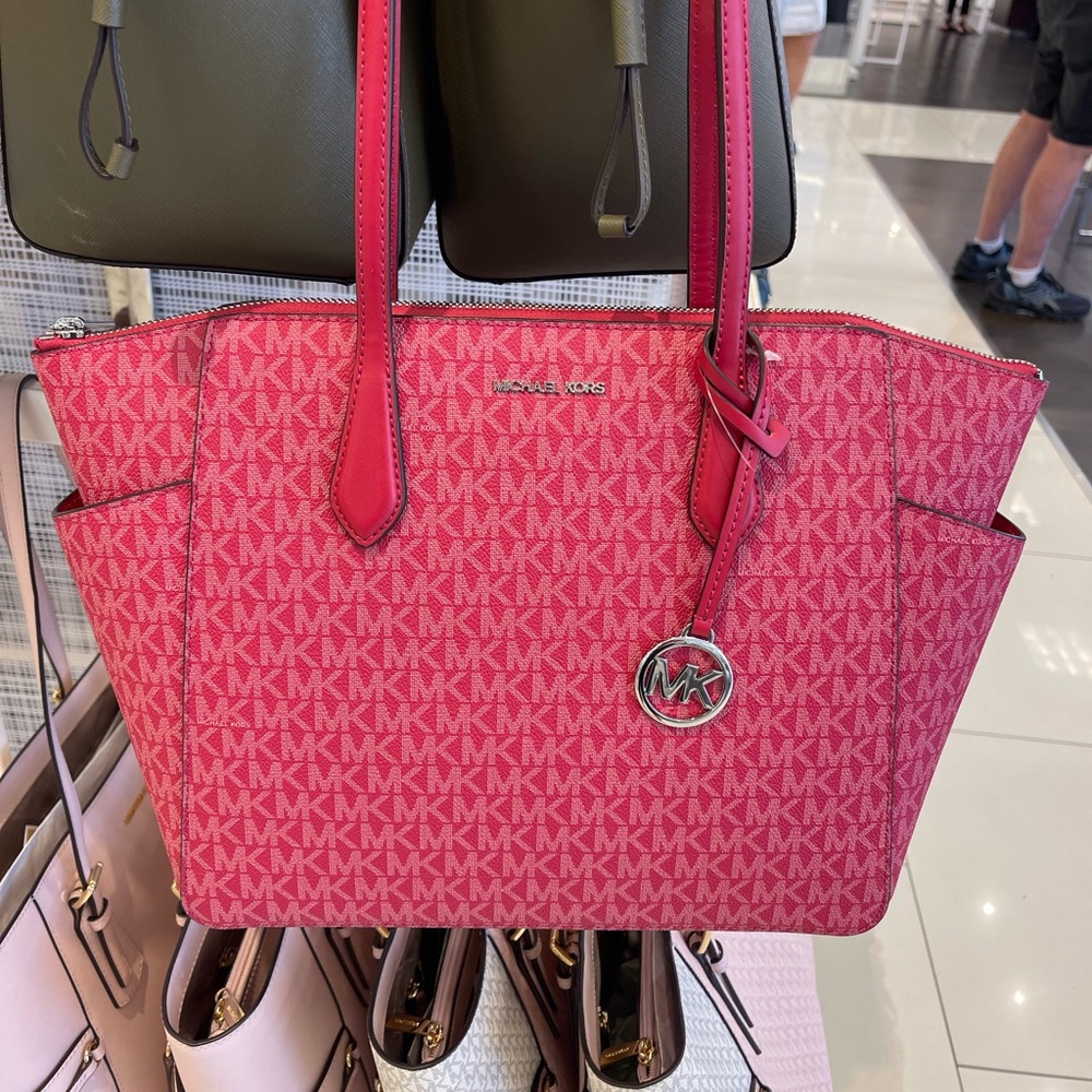 MICHAEL KORS Marilyn Medium Signature Logo Tote Bag
Dark Raspberry
NWT - Picture 2 of 16